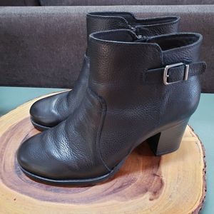 Collection By Clarks Booties Size 9.5 Black Leather Side Zip Heeled Buckle Boots